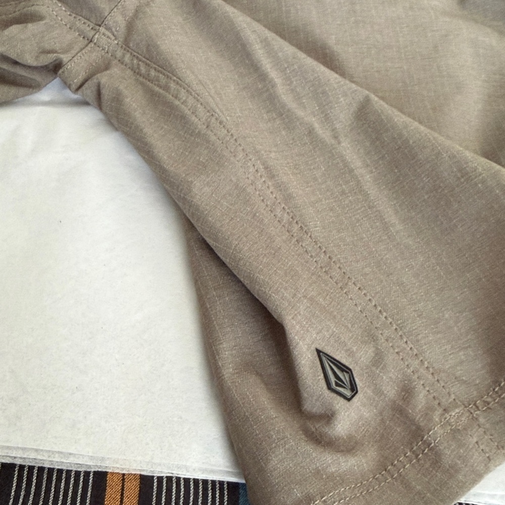 Volcom Men's Charcoal Flat Front Shorts (NWT) - Picture 10 of 14